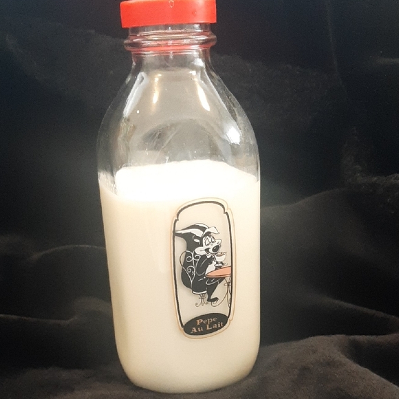 TM&C WB 1999 MADE IN USA Other - Pepe Au Lait🦨Penelope Au Lait🦨 VINTAGE 1999 Milk Bottle